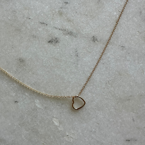 The TINY COEUR GOLD NECKLACE